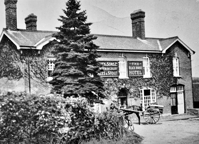 The Black Horse Hotel, circa 1920, with Leney and Sons brewery signage and horse-drawn cart